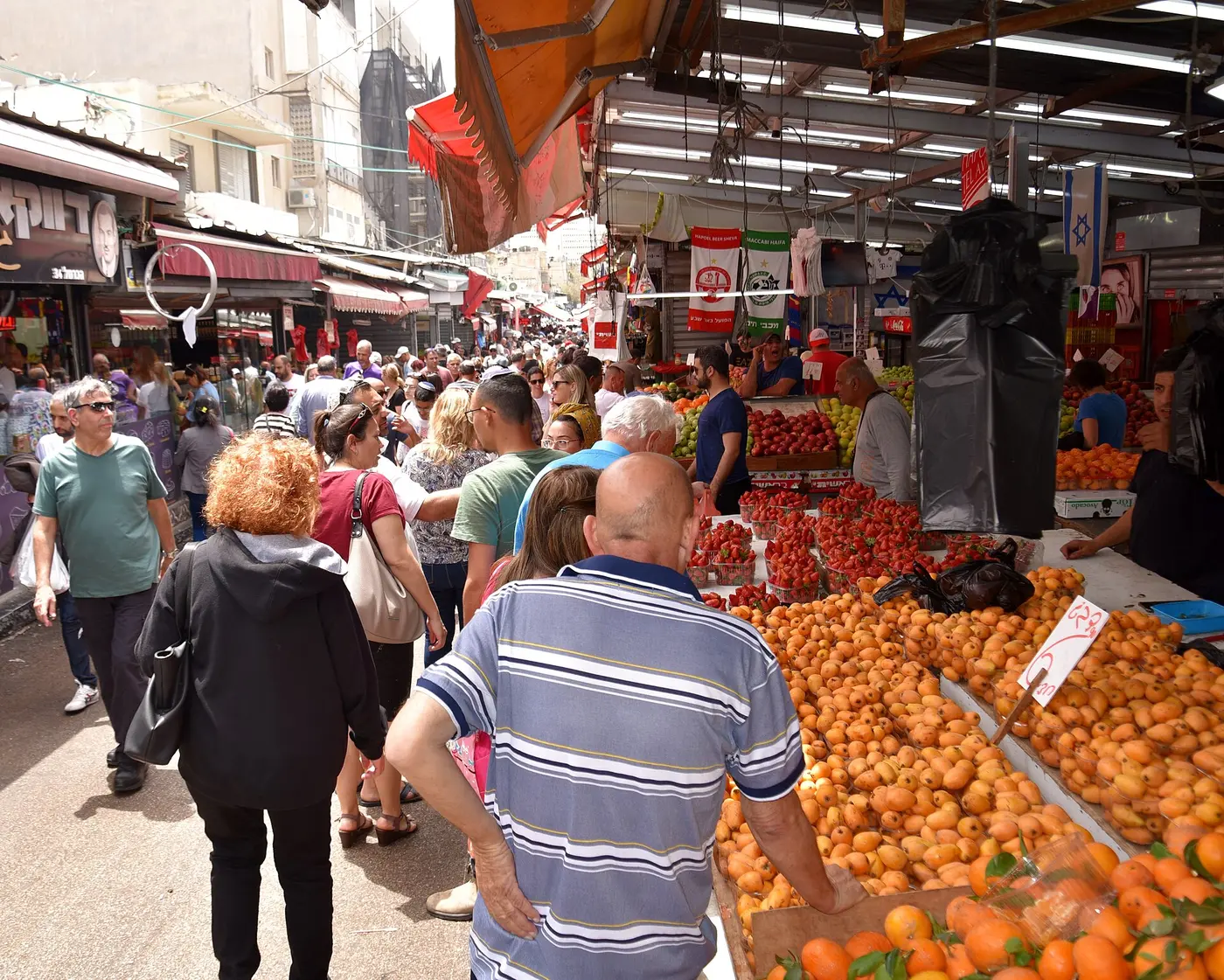 דוכני פירות וירקות בשוק הכרמל בתל אביב